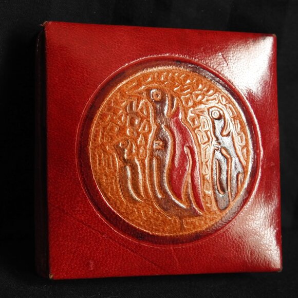 Expandable Red Leather Coin Purse Embossed Design Penguin - Picture 3 of 7